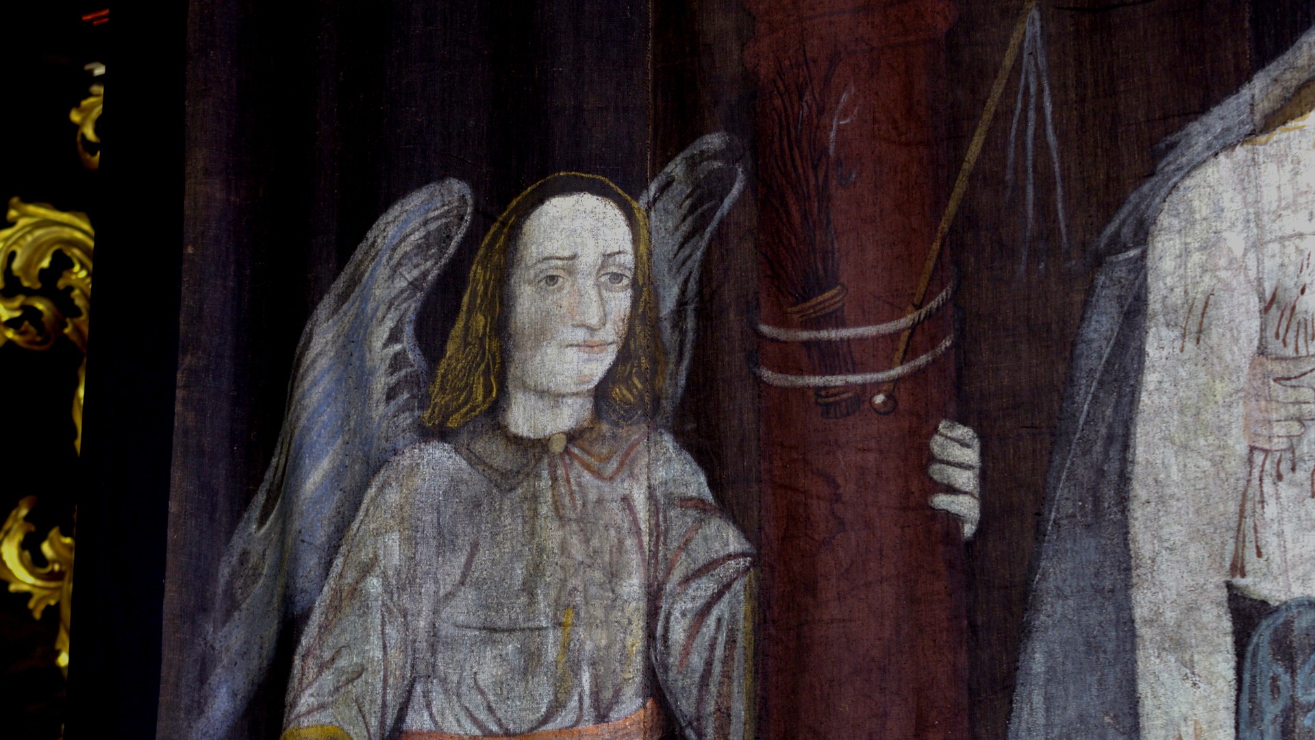wizerunek anioła lewą dłonią obejmującego słup z przywiązanym do niego narzędziem służącym do biczowana
